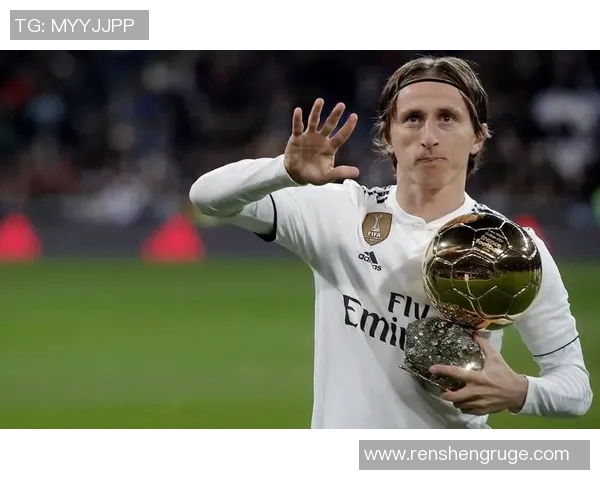 足球明星魔笛手绘头像艺术作品展现其独特魅力与风采